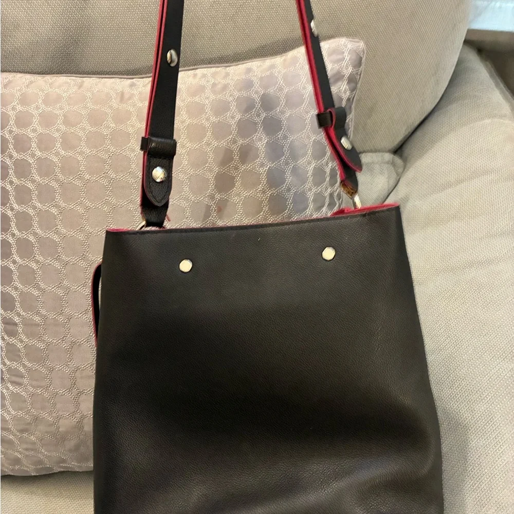 Louis Vuitton Black and Pink Shoulder Bag with Elegant Design - Picture 3 of 15